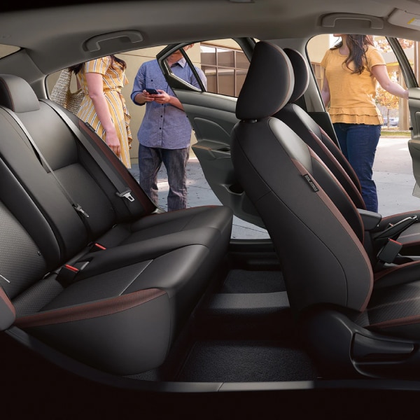 Vue de l’espace intérieur et des sièges de la Nissan Versa 2024