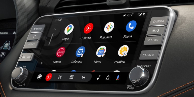 Gros plan de l’écran Android Auto de la Nissan Versa 2024