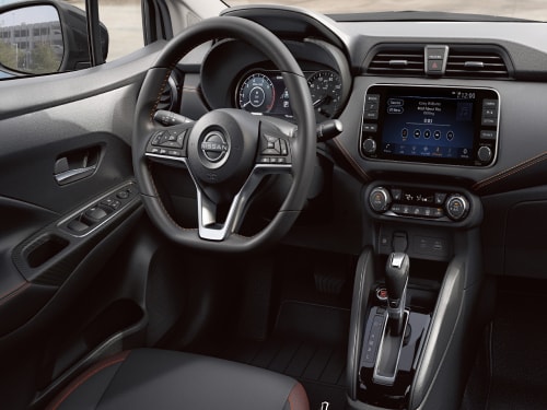 Vue intérieure du volant et des commandes de la Nissan Sentra 2024