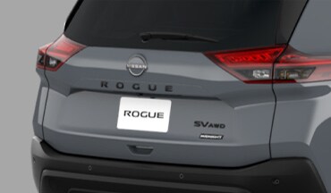 Vue arrière du Nissan Rogue Édition Minuit 2023 montrant les garnitures et l’emblème noirs
