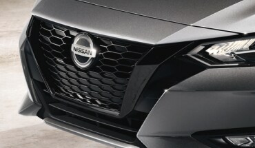La calandre en V noire de la Nissan Sentra 2023 Édition Minuit