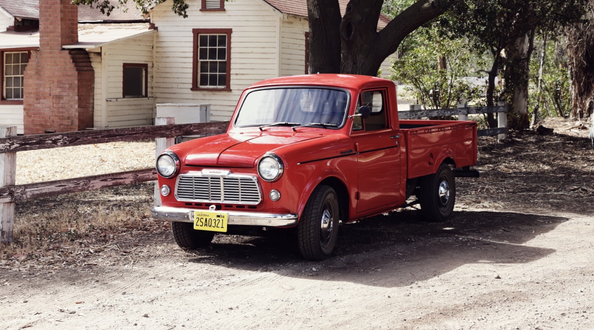 Un camion Datsun 1000 rouge 1959