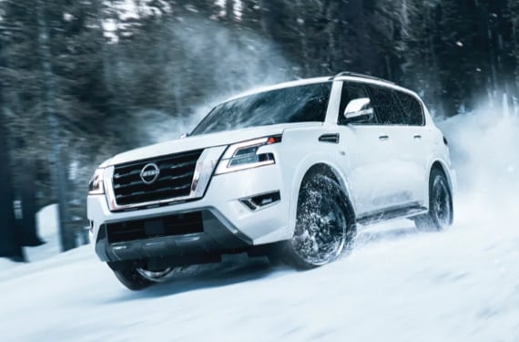 Nissan Armada 2022 roulant dans la neige avec un moteur V8 de 5,6 L