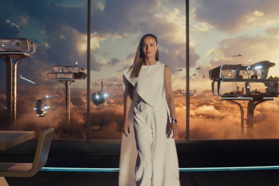Brie Larson dans un salon futuriste.