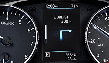 Groupe d’instruments du Nissan Qashqai 2022 montrant l’écran de navigation pas à pas