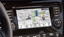 Gros plan de l’écran tactile du Nissan Qashqai 2023 montrant le système de navigation NissanConnect