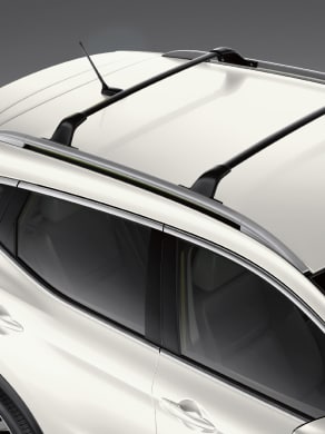 Nissan Qashqai 2023 blanc nacré montrant les longerons de toit