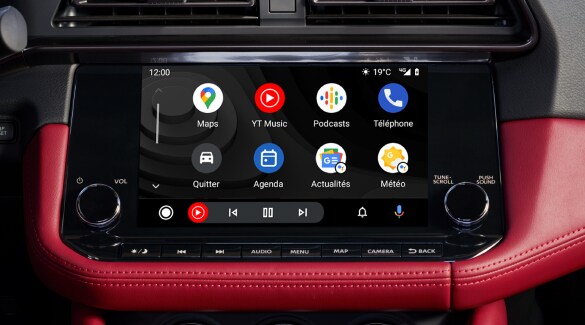 Écran tactile de la Nissan Z 2023 affichant des applications Android Auto.
