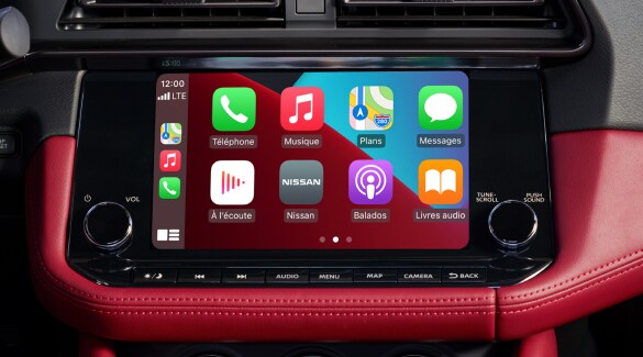 Écran tactile de la Nissan Z 2023 affichant des applications Apple CarPlay.