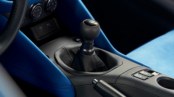 Intérieur bleu de la Nissan Z 2023 montrant le levier de vitesse de la boîte manuelle.