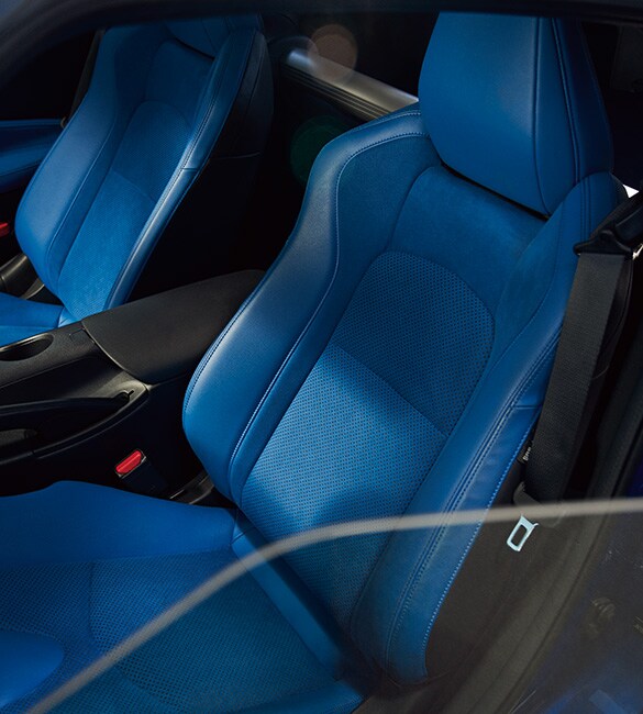 Poste de pilotage intérieur bleu de la Nissan Z 2023 montrant les détails des sièges de performance