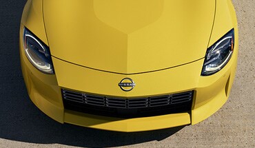 Nissan Z 2023 en jaune montrant le capot pour illustrer les panneaux de carrosserie en aluminium.