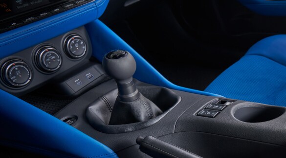 Intérieur bleu de la Nissan Z 2023 montrant le levier de vitesse de la boîte manuelle.