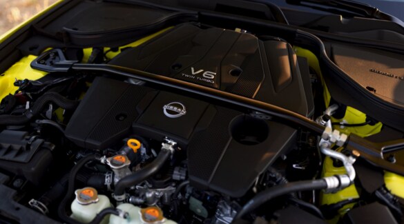 Gros plan du moteur V6 biturbo de la Nissan Z 2023.