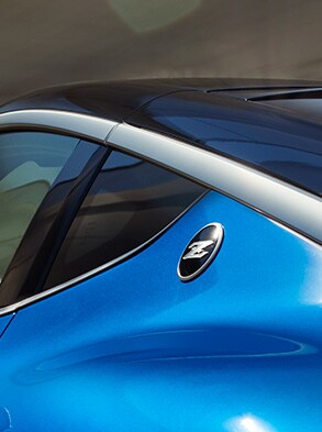 Nissan Z 2023 en bleu montrant l’élément décoratif du toit inspiré du sabre Katana.