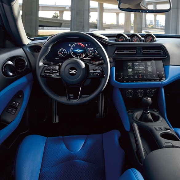 Intérieur bleu du côté conducteur de la Nissan Z 2024.