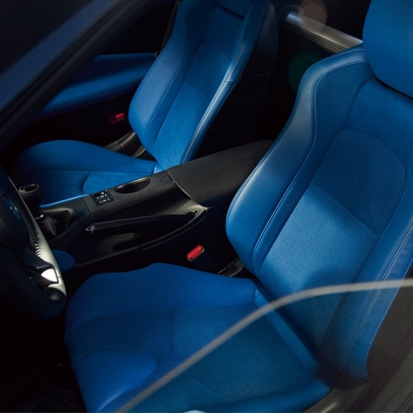 Intérieur bleu des côtés conducteur et passager de la Nissan Z 2024.