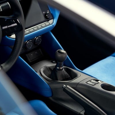 Changement de vitesse et console d’une Nissan Z 2024 avec intérieur bleu.