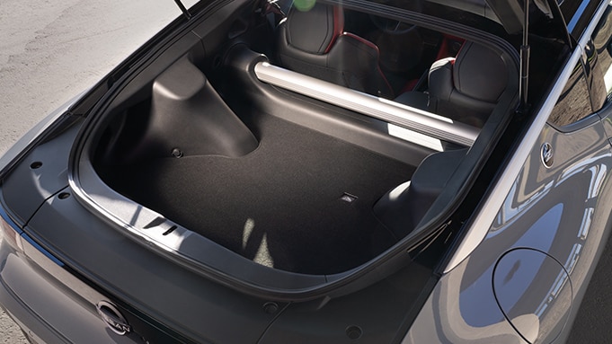 Coffre de la Nissan Z 2024 ouvert, montrant l’espace de chargement.
