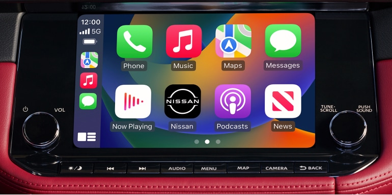 Gros plan sur le système de navigation Apple Carplay dans une Nissan Z 2024 avec intérieur rouge.