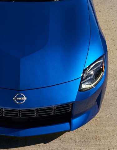 Capot sur une Nissan Z 2024 bleue