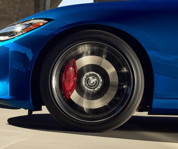 Roue avant du côté conducteur sur une Nissan Z 2024 bleue illustrant les freins haute performance.