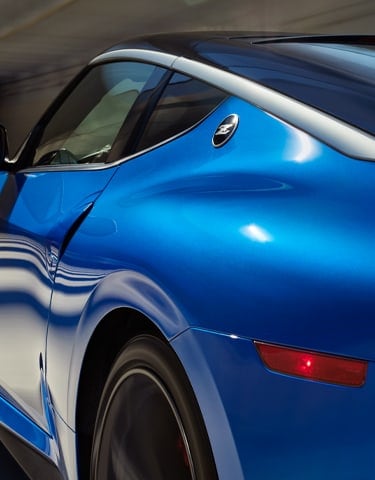 Vue latérale en angle d’une Nissan Z 2024 bleue montrant le toit inspiré du katana.