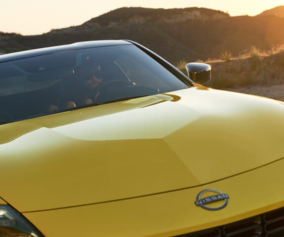 Image agrandie des détails du capot d’une Nissan Z 2024 jaune.