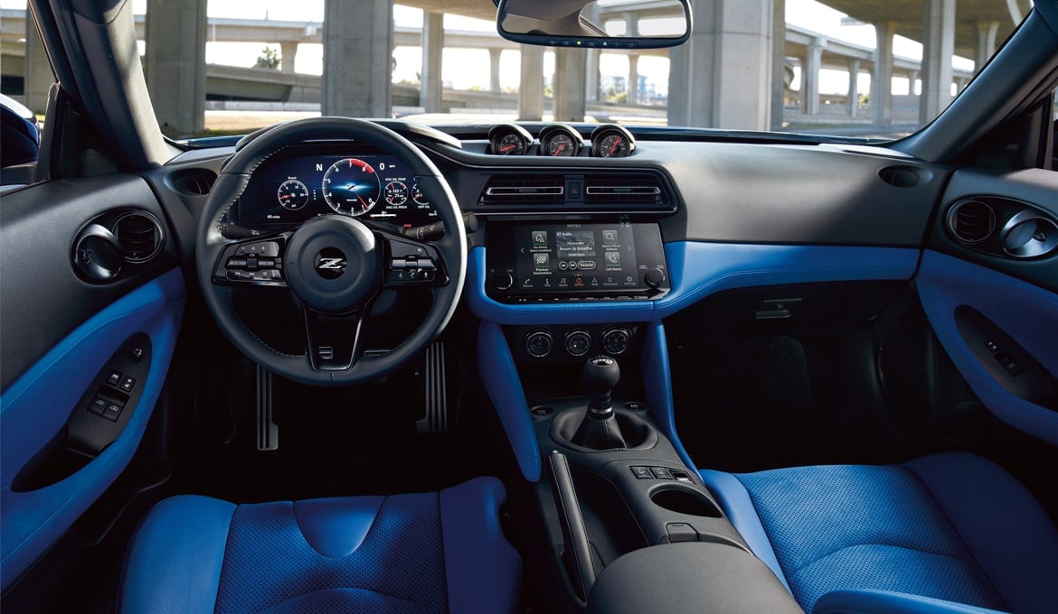 Sièges avant d’une Nissan Z 2024 ayant un habitacle bleu.