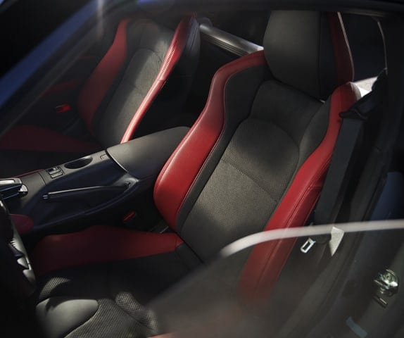 Sièges de performance en rouge et noir dans la Nissan Z 2024