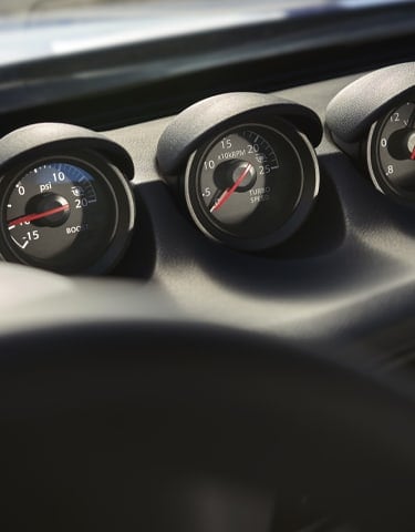 Groupe d’instruments à trois indicateurs de la Nissan Z 2024 montrant la suralimentation du turbocompresseur, la vitesse de la turbine et la tension.