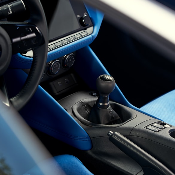 Changement de vitesse et console d’une Nissan Z 2024 avec intérieur bleu.