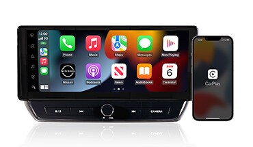 Écran tactile de la Nissan Altima à côté d’un iPhone avec l’application Apple Carplay ouverte