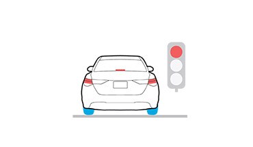 Illustration de la Nissan Altima arrêtée à un feu rouge illustrant le frein de stationnement électronique avec fonction de maintien automatique