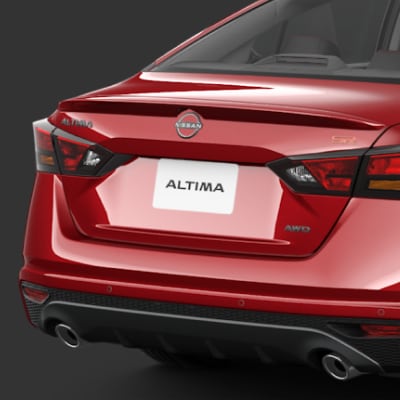 Vue arrière d’une Nissan Altima 2024 rouge montrant une plaque d’immatriculation portant la mention Altima et un aileron arrière.