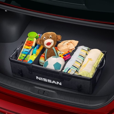 Organisateur de coffre amovible Nissan rempli de jouets pour enfants.