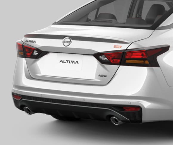 L’arrière d’une Nissan Altima 2024 argentée. Le logo Altima se trouve là où la plaque d’immatriculation serait. 