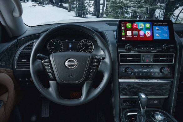 Vue du conducteur montrant l’écran large, les cadrans et le volant du Nissan Armada 2023.