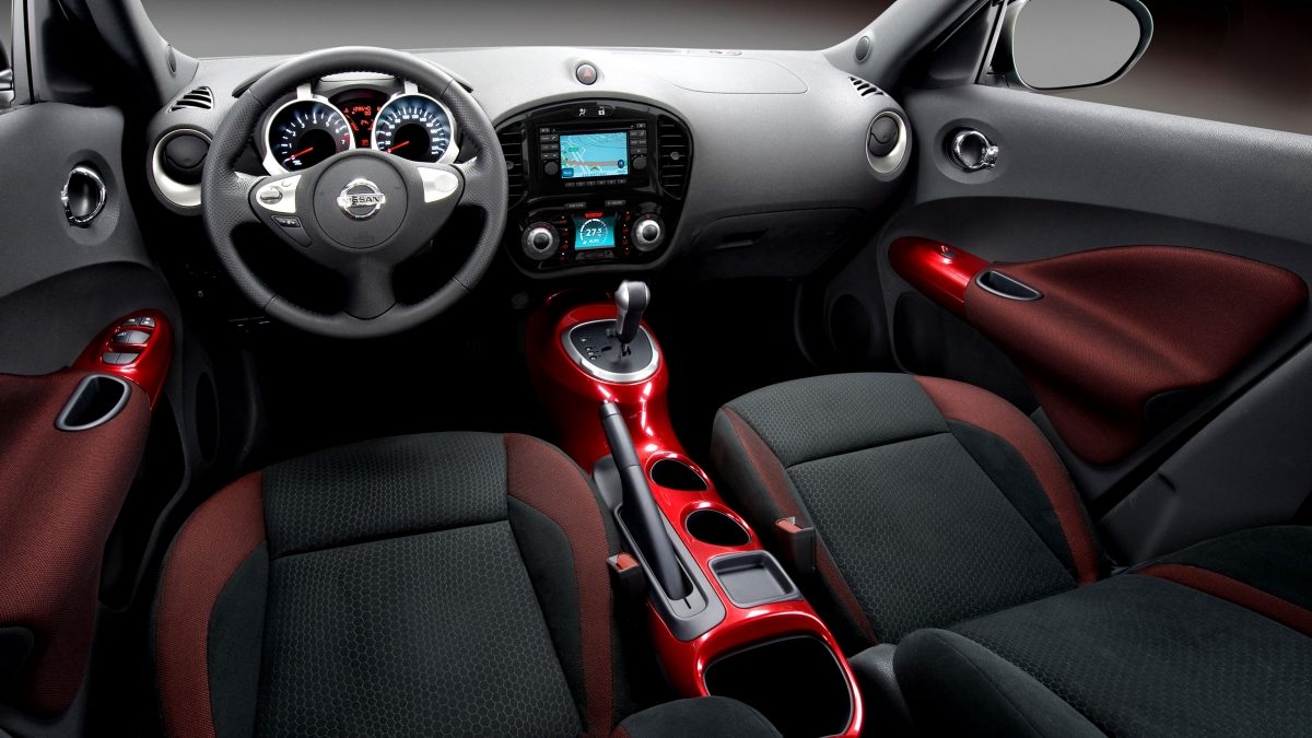 Intérieur du multisegment Nissan JUKE avec finitions rouges