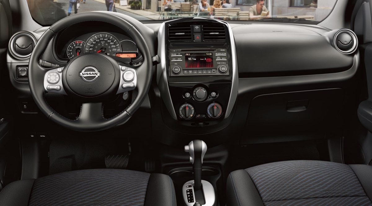 Tableau de bord intérieur de la Nissan Micra avec boîte de vitesses automatique