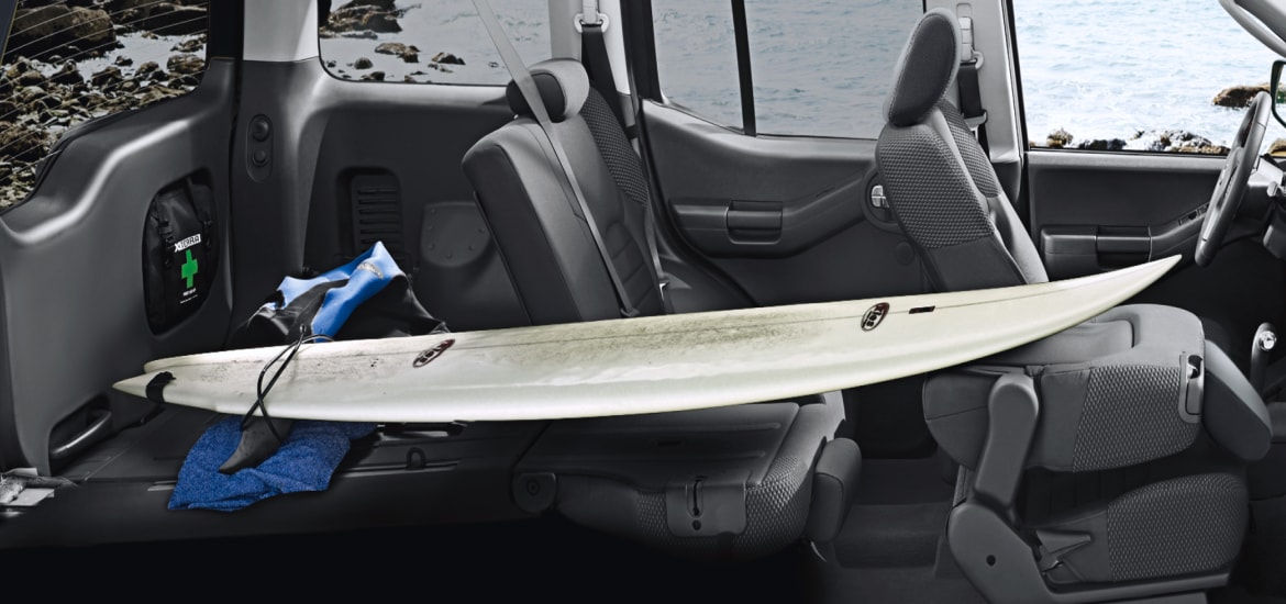 La planche de surf peut être rangée à l’intérieur du Nissan Xterra lorsque les sièges sont rabattus