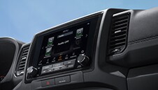 Console avant et écran tactile du Nissan Frontier 2023.