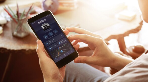 Téléphone intelligent avec application NissanConnect du Nissan Frontier 2023 ouverte.