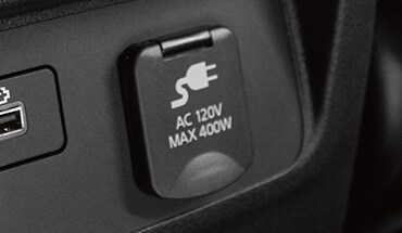 Port USB et prise de courant de 120 volts de la console centrale du Nissan Frontier 2023.
