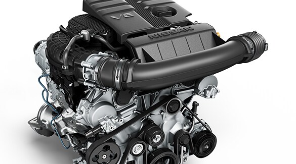Le moteur V6 du Nissan Frontier 2023 sur fond noir.