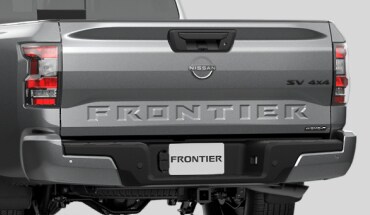 Logos extérieurs noirs du Nissan Frontier 2023.