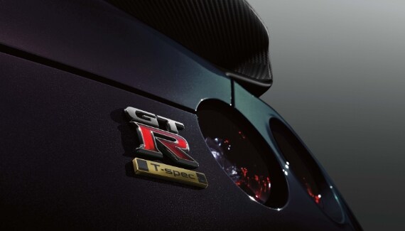 Emblème T-spec à l’arrière de la Nissan GT-R T-spec 2021