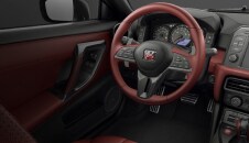  Vue intérieure montrant le siège du conducteur, le volant et le tableau de bord de la Nissan GT-R 2023.