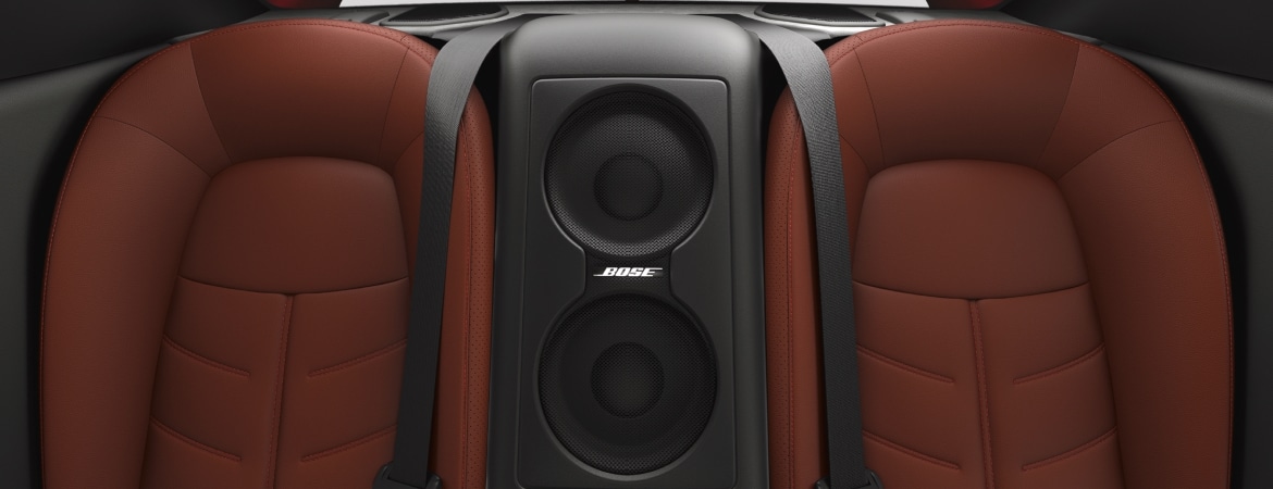 Vue intérieure de la Nissan GT-R montrant les sièges arrière et le caisson d’extrêmes graves de la chaîne audio Bose haut de gamme.