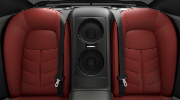 Vue intérieure de la Nissan GT-R montrant les sièges arrière avec caisson d’extrêmes graves.